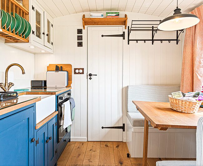 Kitchen and seating area in Quercus